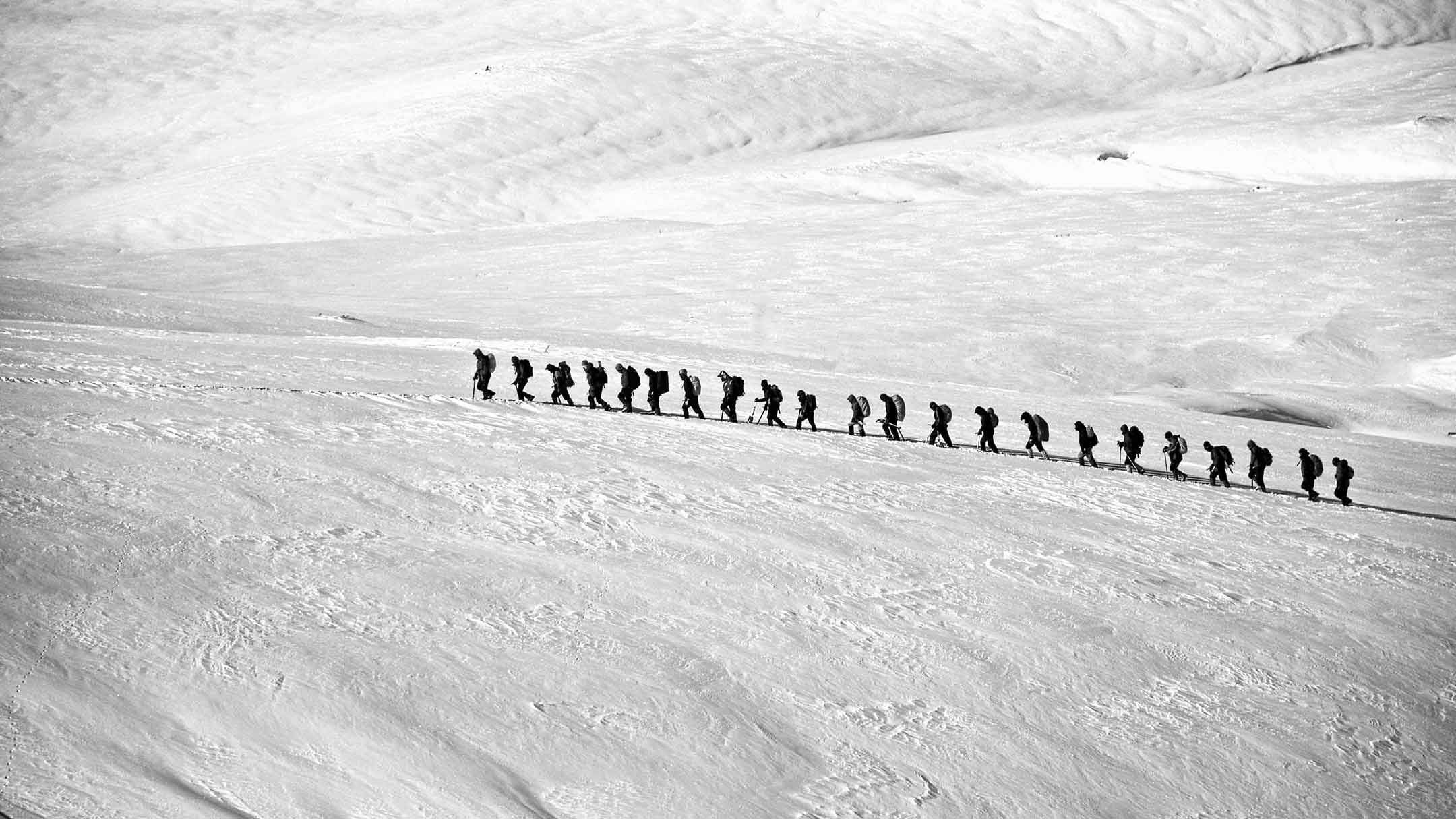 Travail d'équipe - Cordée d'alpinistes dans la montagne enneigée