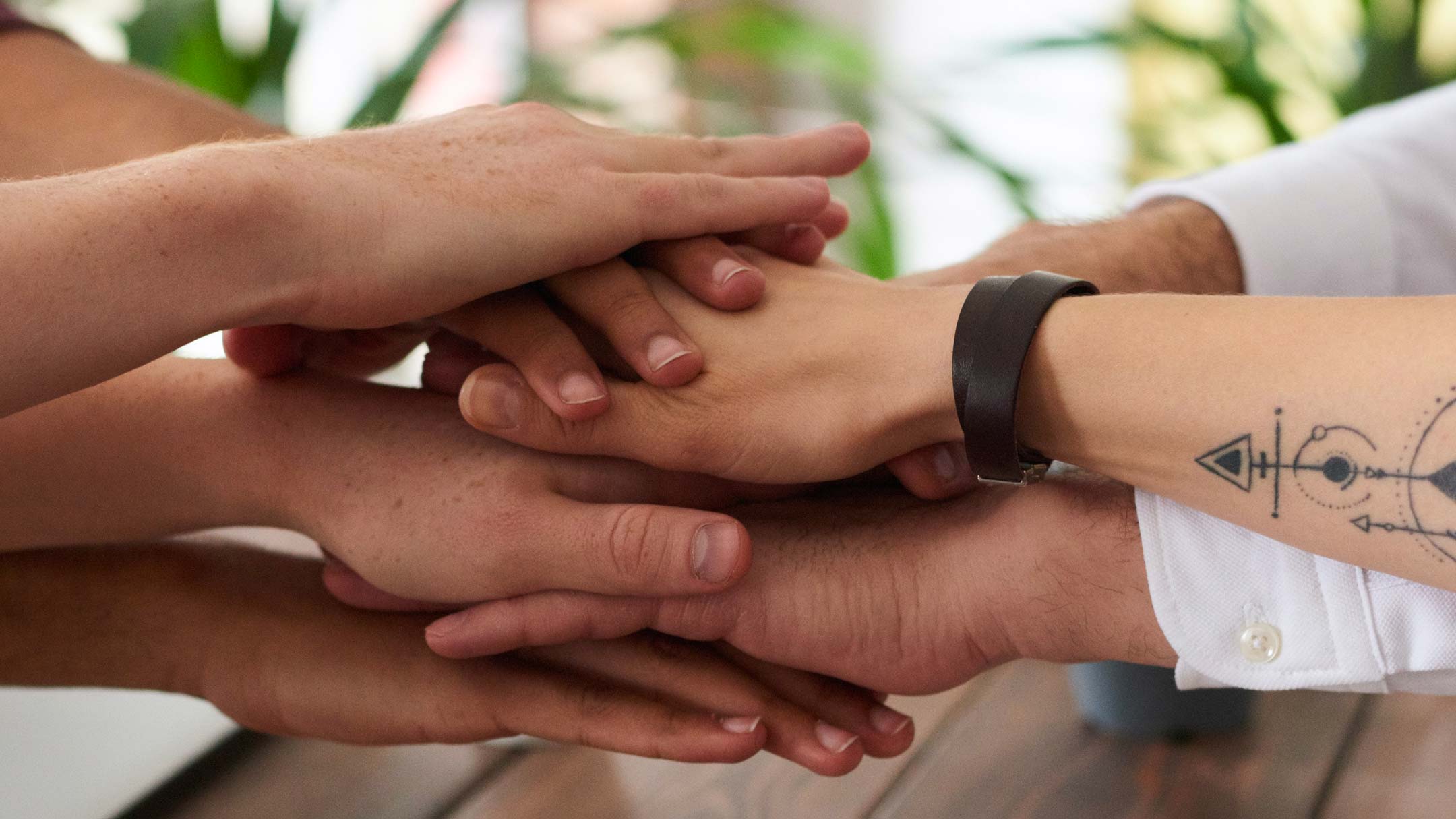 Groupe de personnes joignant leurs mains